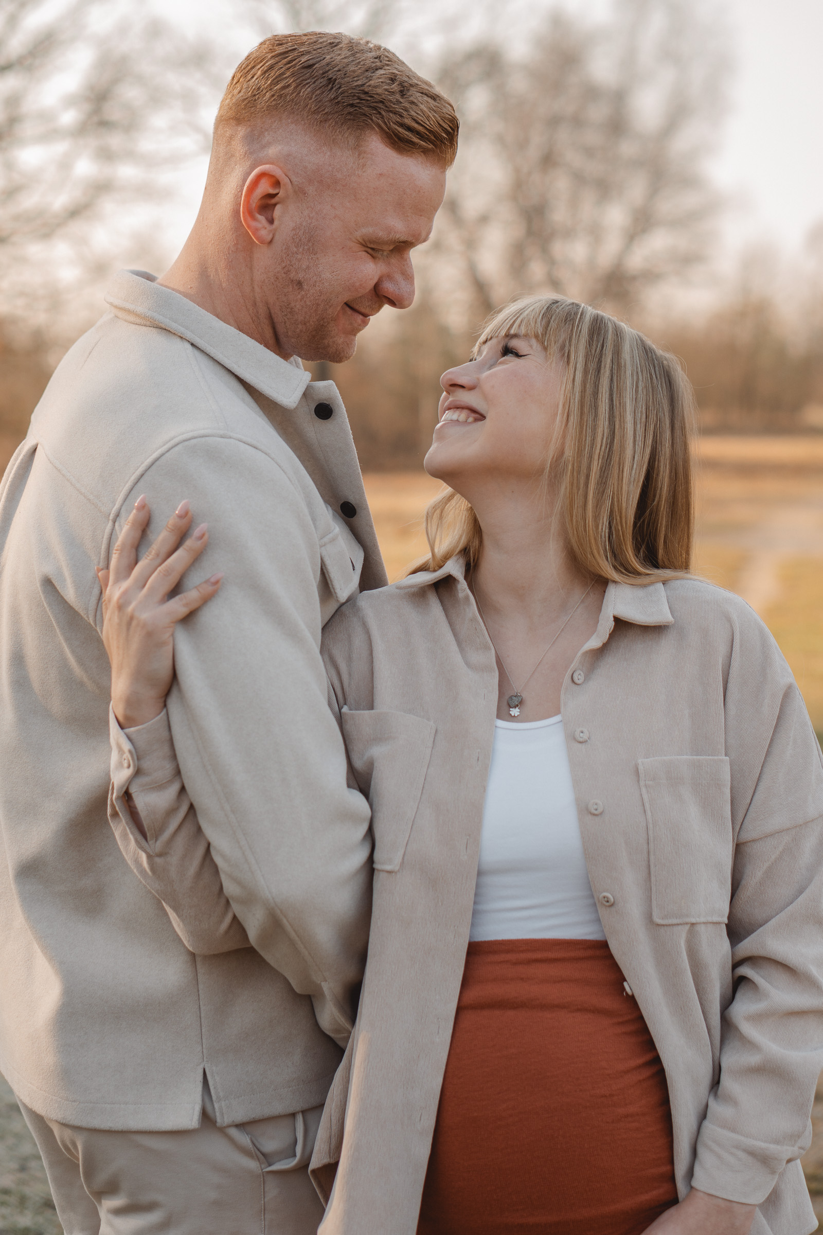 Babybauch, Familienfotografie Jena – authentisches Familienshooting in der Natur mit Nadine Klippstein